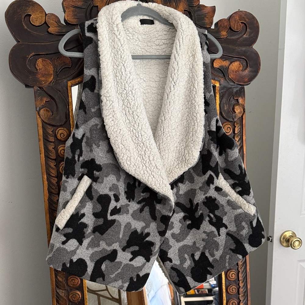 Cozy Gray Camouflage Vest